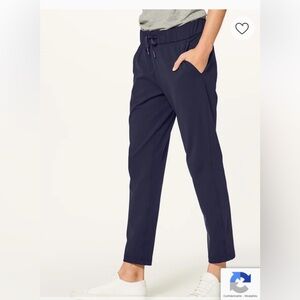 Lululemon size 4 on the fly pant jogger  28” color navy